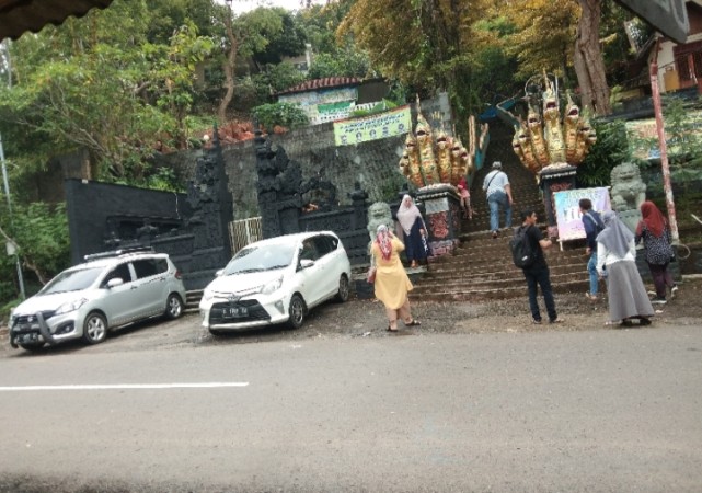 Pantai Kunti Ditutup, Wisatawan Serbu Vihara Kwan In Sukabumi