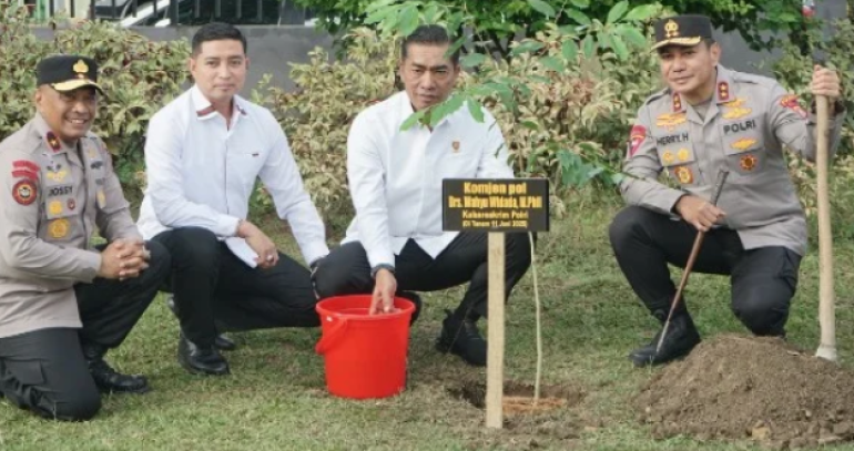 Dukung Pelestarian Alam, Kabareskrim Polri Tanam Pohon di Halaman Mapolda Riau