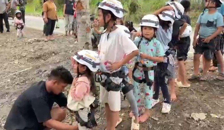 Brimob Polri Laksanakan ‘Trauma Healing’ Anak Terdampak Bencana di Kabupaten Agam