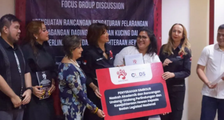 DMFI dan FH UI Serahkan Naskah Akademik Pelarangan Perdagangan Daging Hewan Domesatik ke DPR