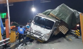 Truk Kontainer Hantam GT Ciawi 2, Tiga Gardu Rusak