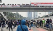 Gas Air Mata dan Water Cannon Pukul Mundur Massa Aksi di Depan Gedung DPR/MPR RI