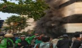 Gedung Astra Credit Companies Mobil Honda Jazz Dibakar di Kwitang Jakarta Pusat